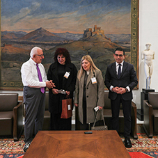 Η Βουλή των Ελλήνων χρηματοδοτεί την κατασκευή 300 λευκών μπαστουνιών από τα εργαστήρια του Φάρου Τυφλών Ελλάδος 