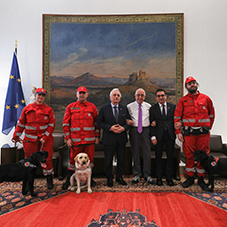 Δωρεά δύο σκύλων-διασωστών από τη Βουλή των Ελλήνων για την ενίσχυση της Κυνοφιλικής Ομάδας Έρευνας και Διάσωσης του Ελληνικού Ερυθρού Σταυρού 