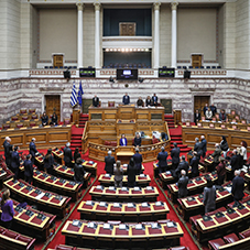 Επετειακή αναφορά και ενός λεπτού σιγή από τη Βουλή των Ελλήνων στη μνήμη των θυμάτων του τραγικού δυστυχήματος των Τεμπών