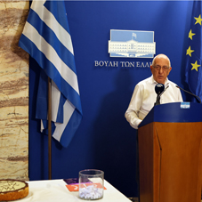 Ο Πρόεδρος της Βουλής κ. Νικήτας Κακλαμάνης στην κοπή της πίτας των κοινοβουλευτικών συντακτών