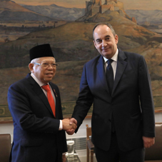 R&#233;union du 1er vice-pr&#233;sident du Parlement M. I. Plakiotakis avec le Vice-pr&#233;sident de la R&#233;publique d’Indon&#233;sie M. Ma’ ruf Amin