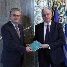 Επίδοση της Ετήσιας Έκθεσης του Συνηγόρου του Πολίτη στον Πρόεδρο της Βουλής κ. Κωνσταντίνο Τασούλα