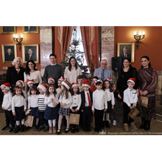 Πλημμύρισε με κάλαντα και παραδοσιακούς χορούς από όλη την Ελλάδα το Μέγαρο της Βουλής 