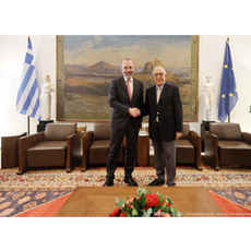 Συνάντηση του Προέδρου της Βουλής των Ελλήνων με τον Πρόεδρο του Ευρωπαϊκού Λαϊκού Κόμματος -  Νικήτας Κακλαμάνης: Η Κύπρος αναλαμβάνει την Προεδρία της Ε.Ε. και είναι χωρισμένη στα δύο με στρατό κατοχής. Κανείς δεν μιλάει στην Ευρώπη γι’ αυτό -  Μάνφρεντ Βέμπερ: &#171;Η Ευρώπη στηρίζει πλήρως την Ελλάδα και την Κύπρο&#187;. 