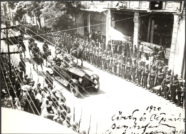 Δεδέαγατς (Αλεξανδρούπολη), 13 Ιουλίου 1920. Είσοδος του βασιλιά Αλεξάνδρου στην πόλη. Στο ανοικτό αυτοκίνητο εικονίζονται αριστερά ο βασιλιάς και δεξιά ο διοικητής της Μεραρχίας Ξάνθης Κωνσταντίνος Μαζαράκης-Αινιάν. Εθνικό Ιστορικό Μουσείο, Αρχείο Κωνσταντίνου Μαζαράκη-Αινιάνος