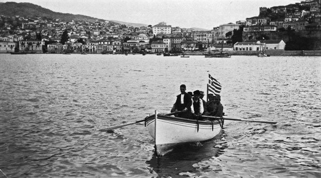 Καβάλα, άποψη της πόλης λίγο μετά την απελευθέρωσή της στις 26 Ιουνίου 1913. Αμερικανική Σχολή Κλασικών Σπουδών στην Αθήνα, Γεννάδειος Βιβλιοθήκη, Αρχείο Στέφανου Δραγούμη