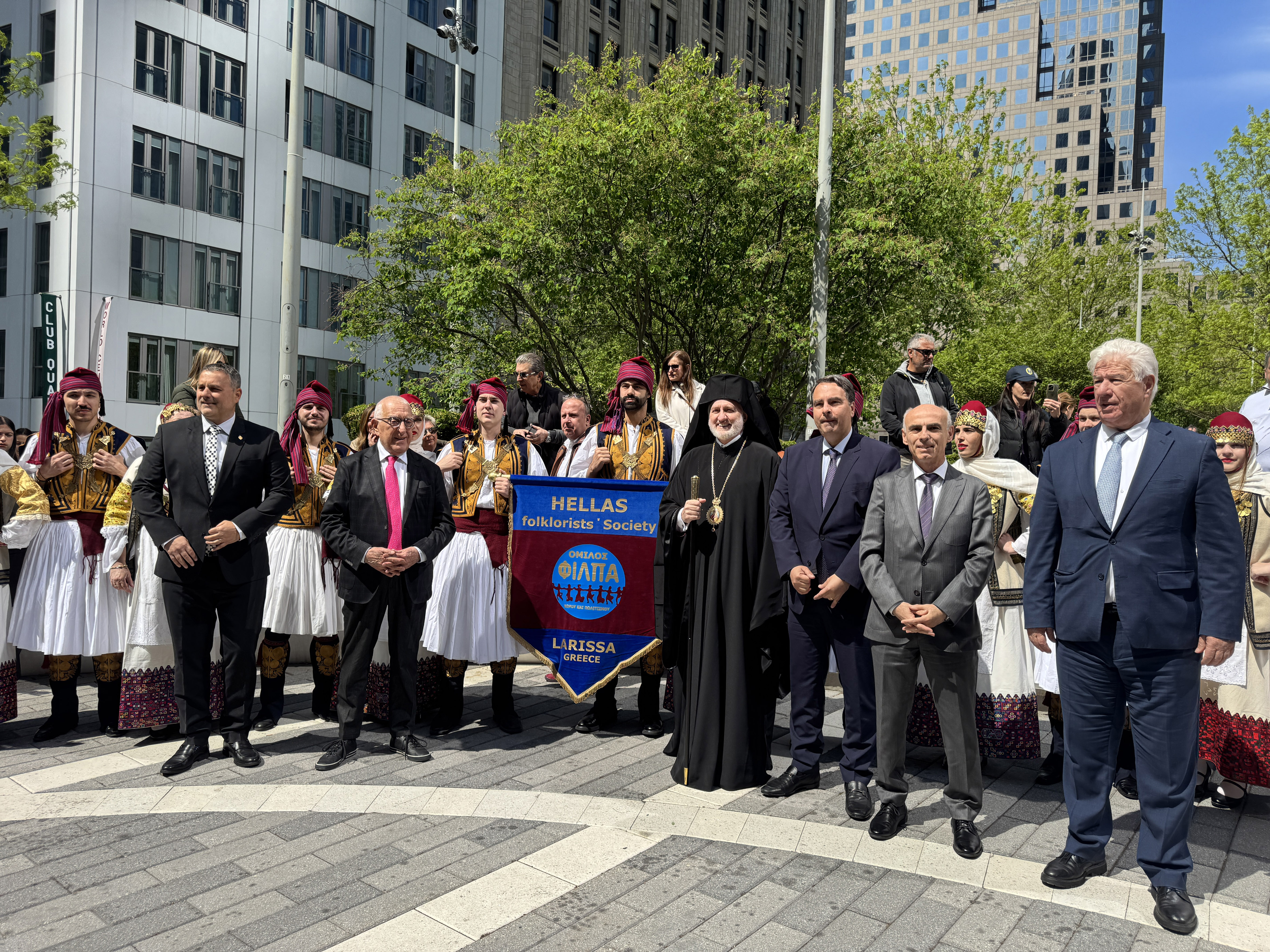 Στη συνέχεια, έδωσε το παρών στην τελετή έπαρσης της ελληνικής σημαίας στο ιστορικό πάρκο Bowling Green της Wall Street. Εκδήλωση, την οποία παρακολούθησε μαζί με πλήθος ομογενών και η οποία έχει ιδιαίτερη σημασία, αφού πραγματοποιείται παρουσία αγήματος της Προεδρικής Φρουράς (Ευζώνων), συμβολίζει την ισχυρή παρουσία και την οικονομική επιρροή του Ελληνισμού στο οικονομικό κέντρο του κόσμου κι’ αποτελεί προπομπό της μεγάλης παρέλασης στην 5η Λεωφόρο.