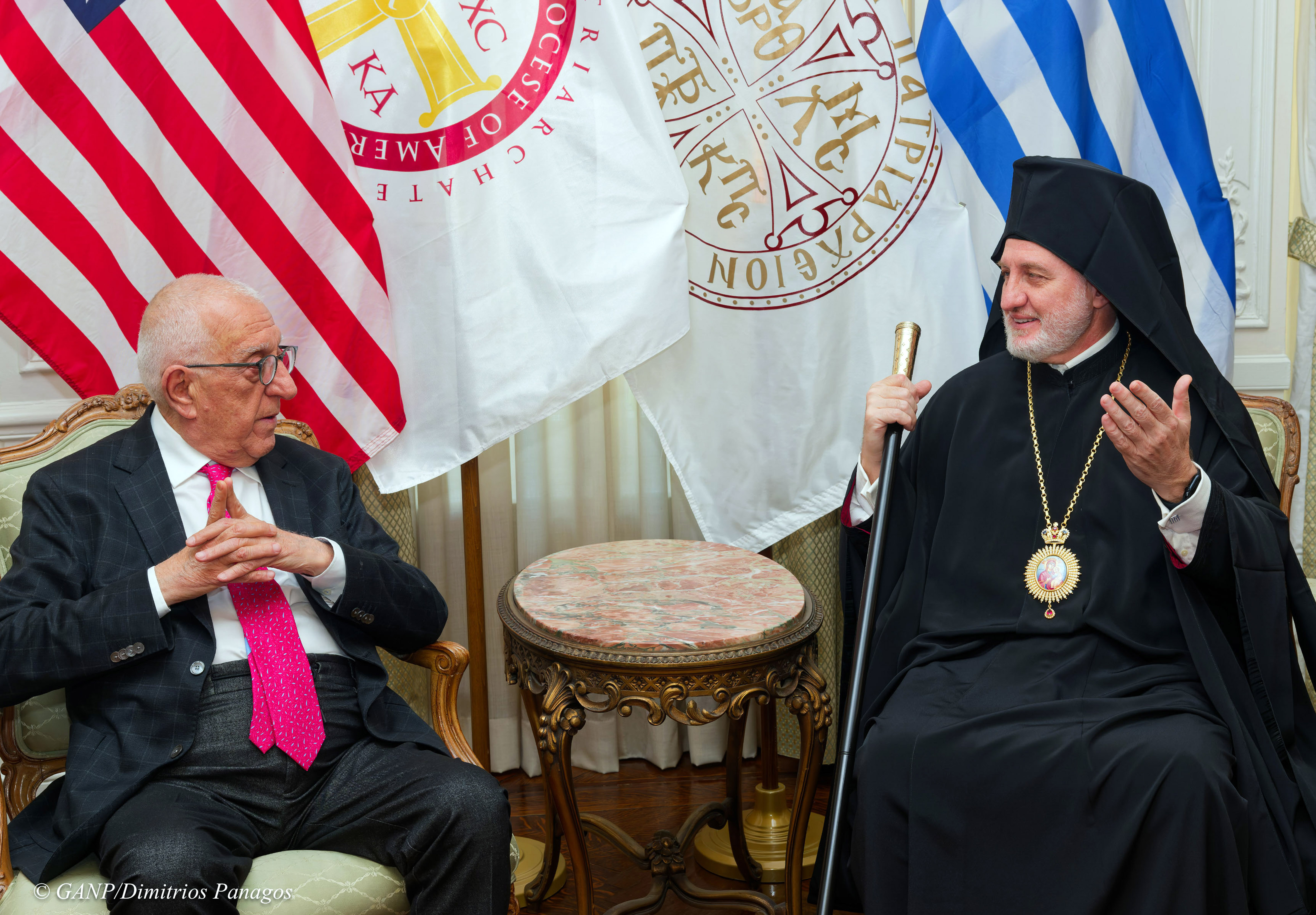 Η συνάντηση, η οποία έλαβε χώρα στην έδρα της Ιεράς Αρχιεπισκοπής, αποτέλεσε μια ηχηρή υπενθύμιση της αδιάρρηκτης ενότητας μεταξύ του ελληνικού κράτους, της Εκκλησίας και του απόδημου Ελληνισμού.